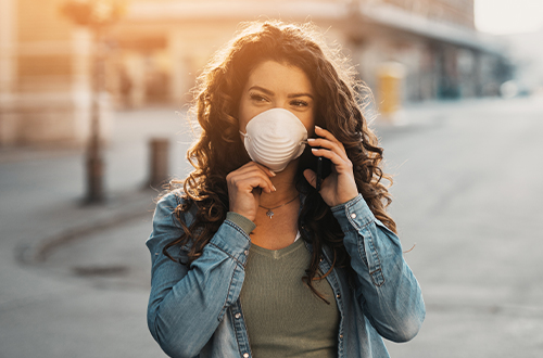 Persona con cubrebocas caminando por la calle