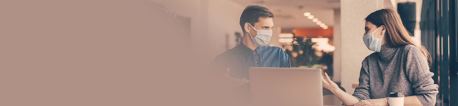 Trabajadores con cubrebocas discutiendo temas laborales