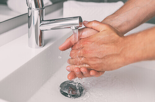 Persona lavandose las manos