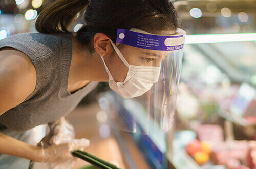 Persona utilizando una careta para protegerse contra el COVID-19