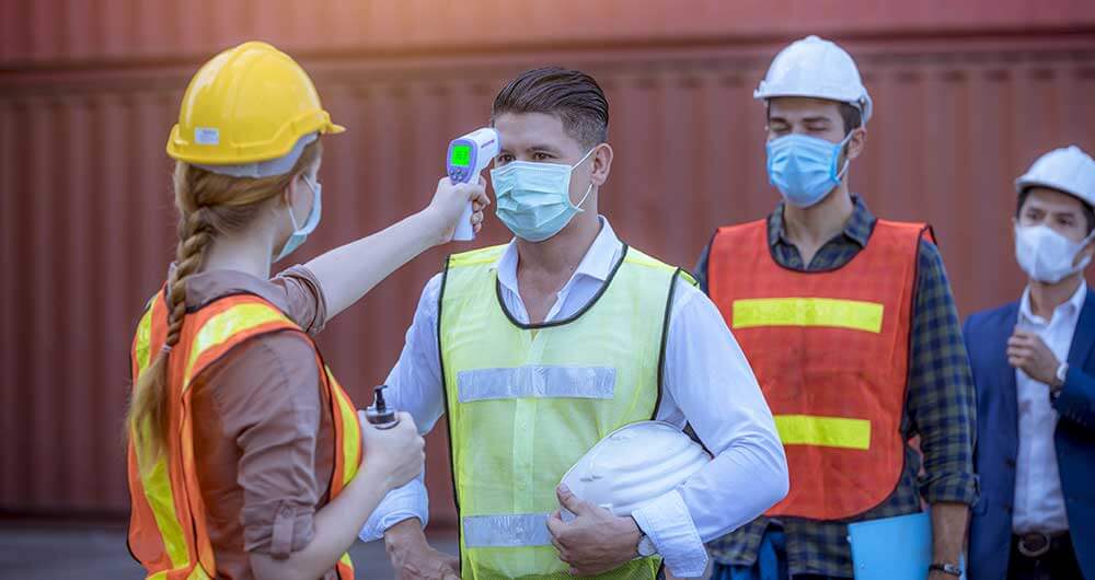 Trabajadores siguiendo protocolo de salud