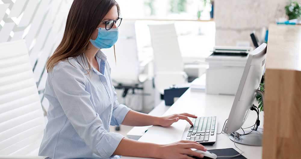 Mujer en su �rea de trabajo con cubrebocas