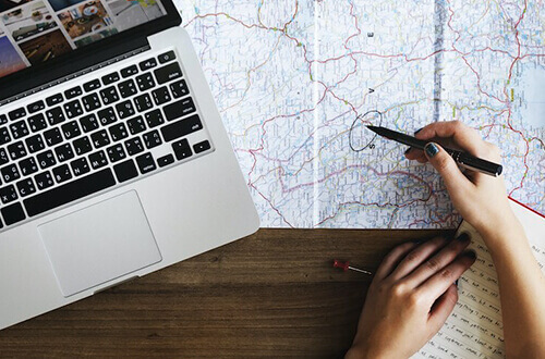 Persona eligiendo qué país conocer