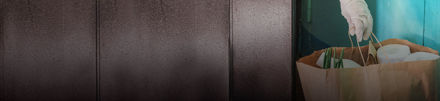 Persona llevando comida a domicilio