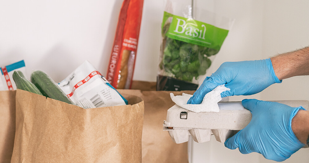 Persona desinfectando sus alimentos despu�s de una entrega