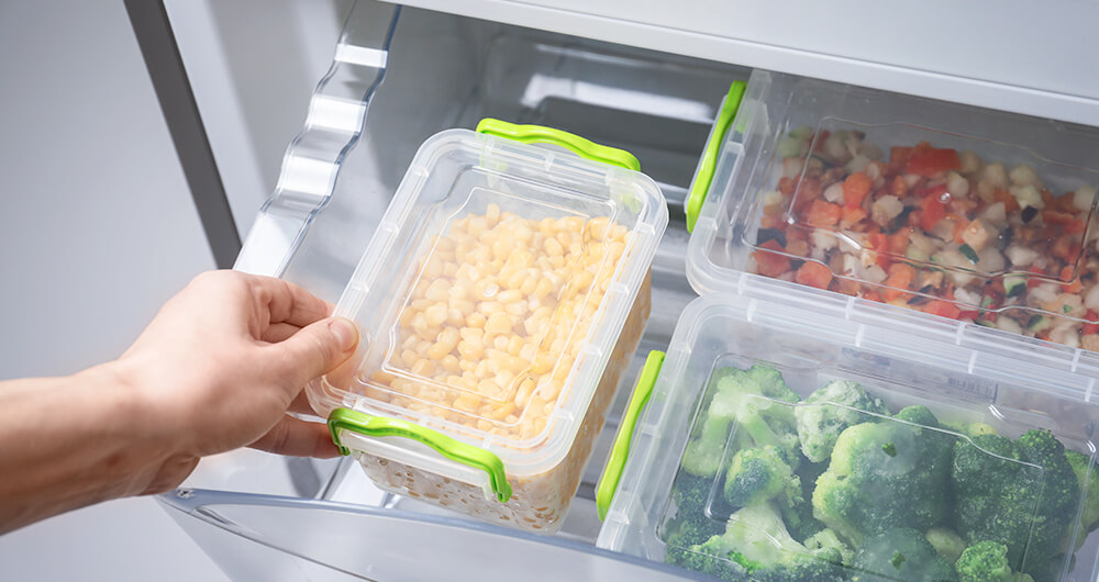 Persona cambiando sus alimentos a recipientes herm�ticos