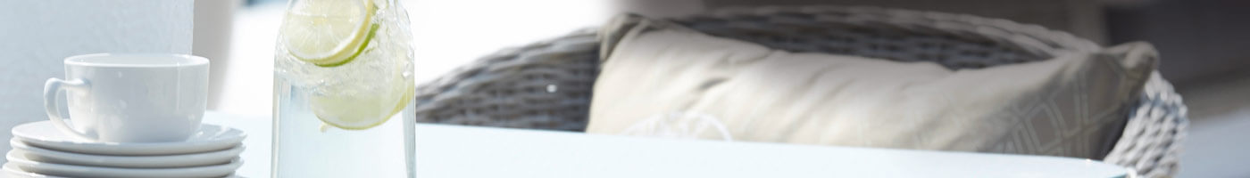 Vajilla de color blanco con jarra en mesa de madera