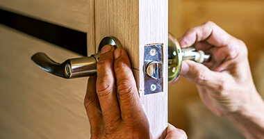 Instalacin de cerradura en puerta de madera