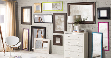 Habitaci�n con muebles blancos y espejos de distintos tama�os