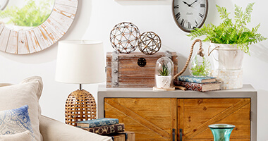 sala con decoraci�n vintage, relojes, espejos y muebles de madera