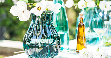 Floreros de cristal de distintos tama�os, azul y dorado