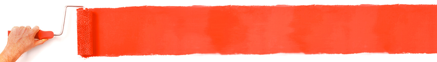 persona con rodillo, pintando la pared de color rojo