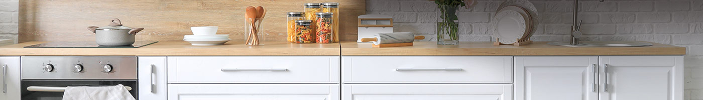 cocina y fregadero organizados con muebles, platos y especieros