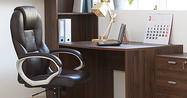 silla de oficina y escritorio de madera