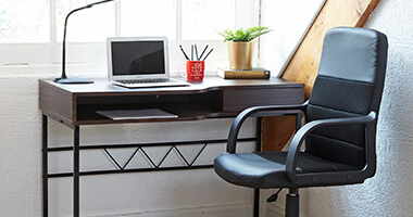 escritorio personal junto a ventana y silla de oficina