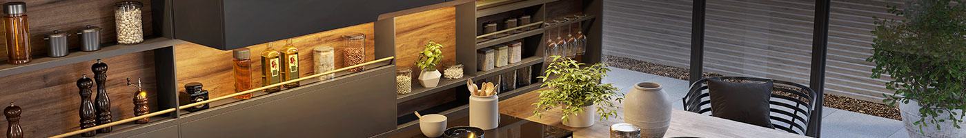 cocina y fregadero organizados con muebles, platos y especieros