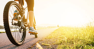 Bicicleta sobre camino de pavimento