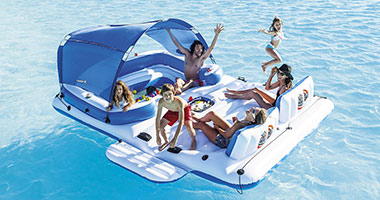 Inflable de color azul sobre agua