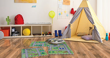 Cuarto infantil con tipi y tapete de rompecabezas