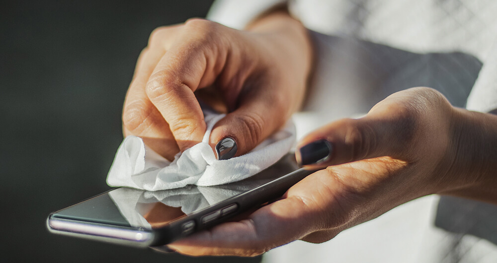 Limpieza de celular y art�culos personales con toallas desechables