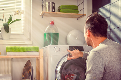 Hombre programando su lavadora