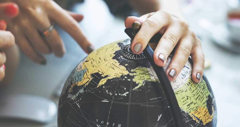 Manos se�alando un globo terraqueo