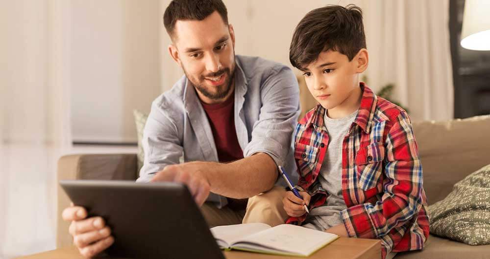 Familia viendo una tablet