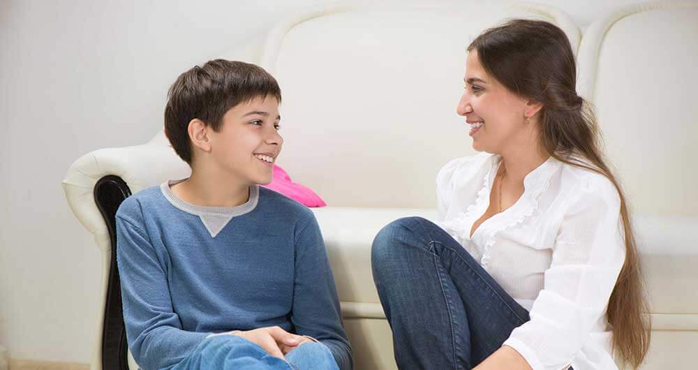Madre e hijo platicando