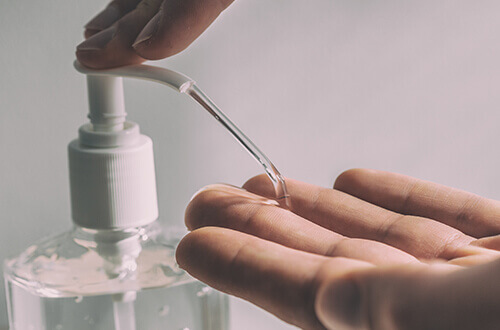 Persona aplic�ndose desinfectante para manos