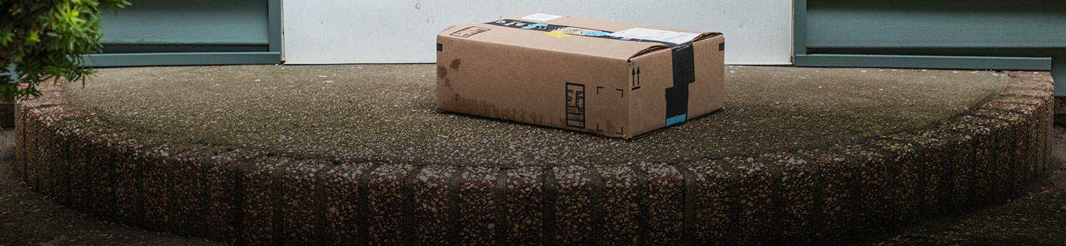 Caja de cart�n enfrente de una puerta sobre piso