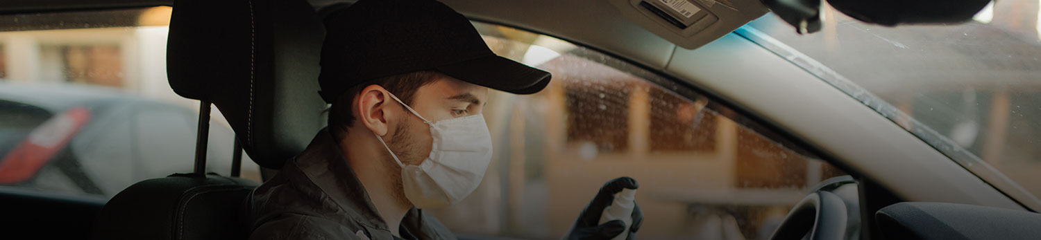Persona desinfectando su auto