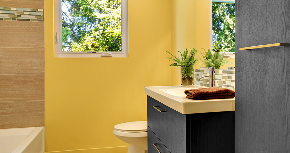 bao color amarillo con lavamanos y retrete