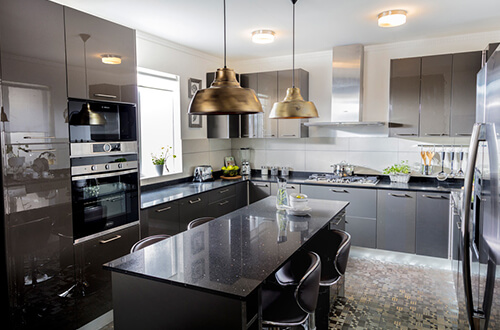 cocina blanca con muebes de color negro