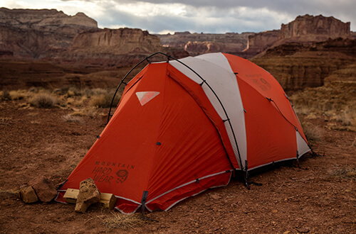 casa de campaa en un can o planicie rocosa