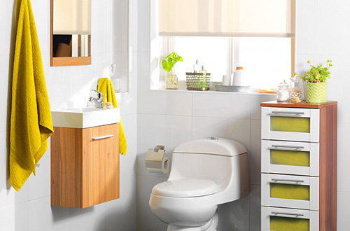 bao con detalles en amarillo y muebles sencillos