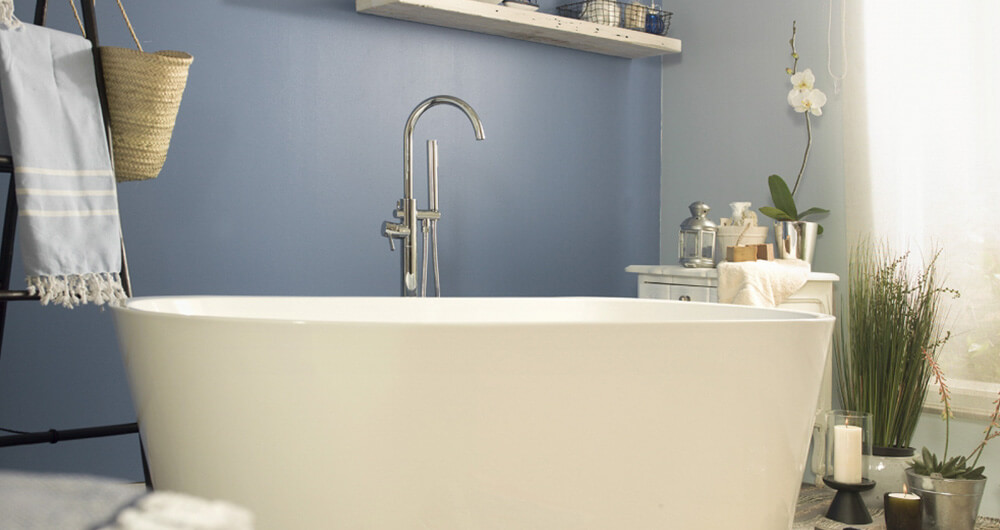 bao moderno con tina blanca y pared azul