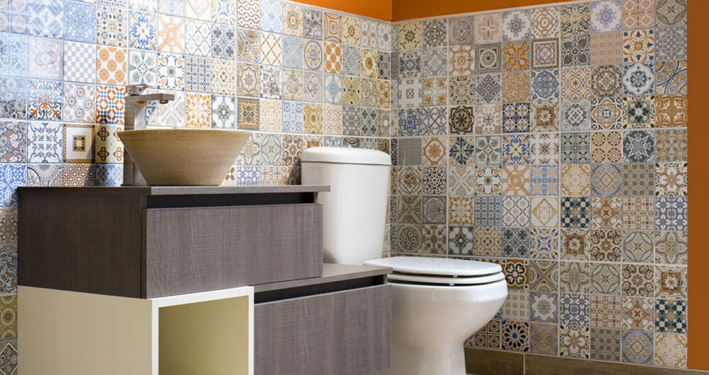 bao con pared de mosaicos de colores y muebles rectangulares minimalistas