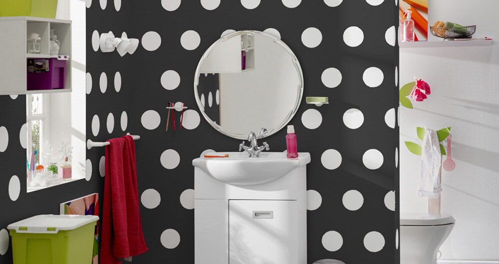 bao con decoracin de colores y pared negra con lunares blancos