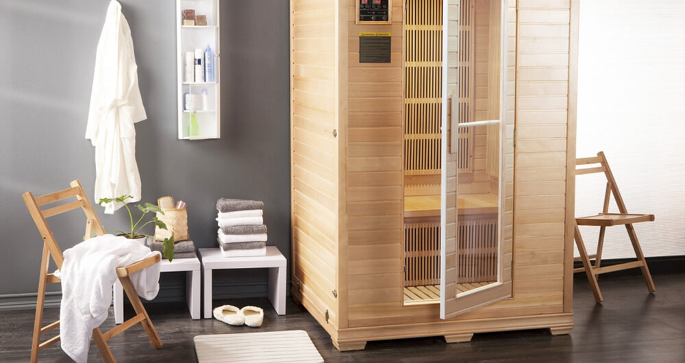 bao elegante con muebles de madera sin pintar