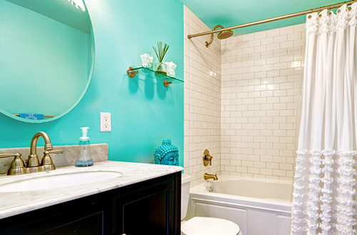 bao moderno con pared azul cielo y tina