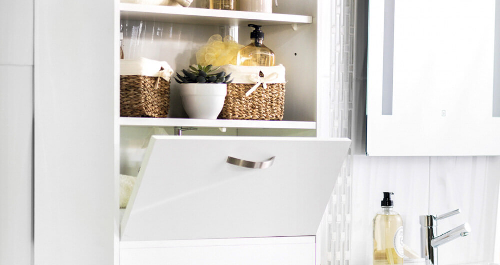 mueble para bao blanco con canastos de mimbre y macetas