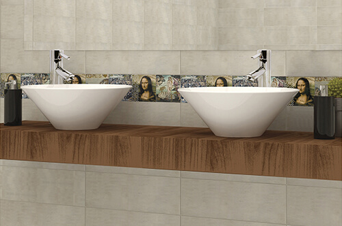 lavabos de color blanco con imagen de  La Mona Lisa en la pared