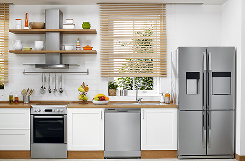 cocina moderna en color blanco con electrodomesticos