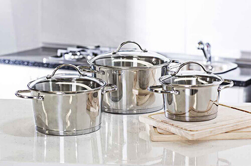 ollas sobre barra de cocina