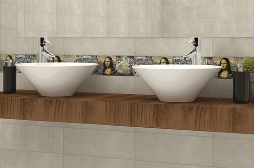 lavabos de color blanco con imagen de La Mona Lisa en la pared