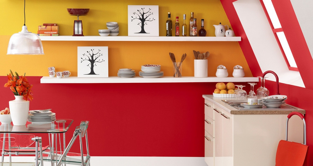 cocina con colores clidos, rojos y amarillos, y decoracin moderna