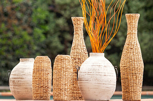 terraza decorada con adornos y jarrones