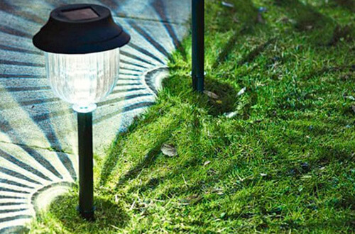 terraza iluminada con lámparas de piso